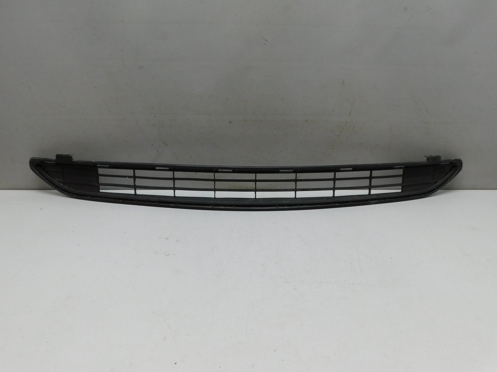 Решетка в бампер центральная Toyota RAV 4 2013-2019