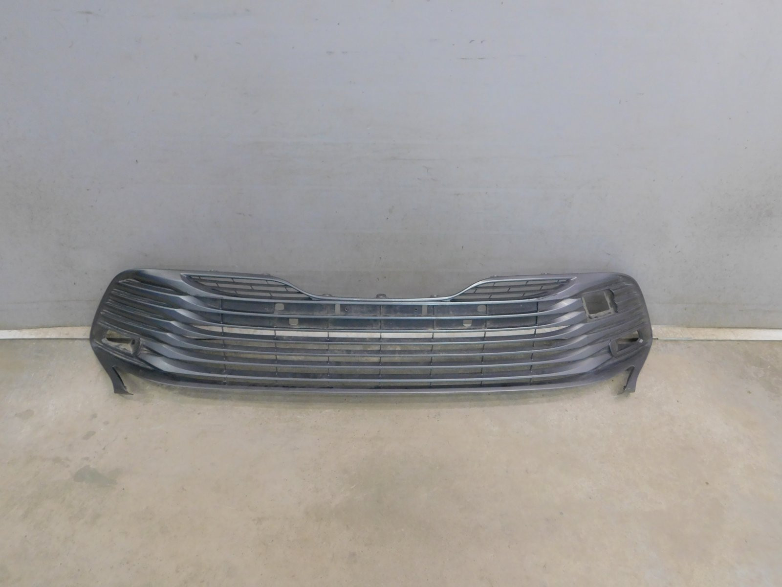 Решетка в бампер центральная Toyota Camry V70 2017>