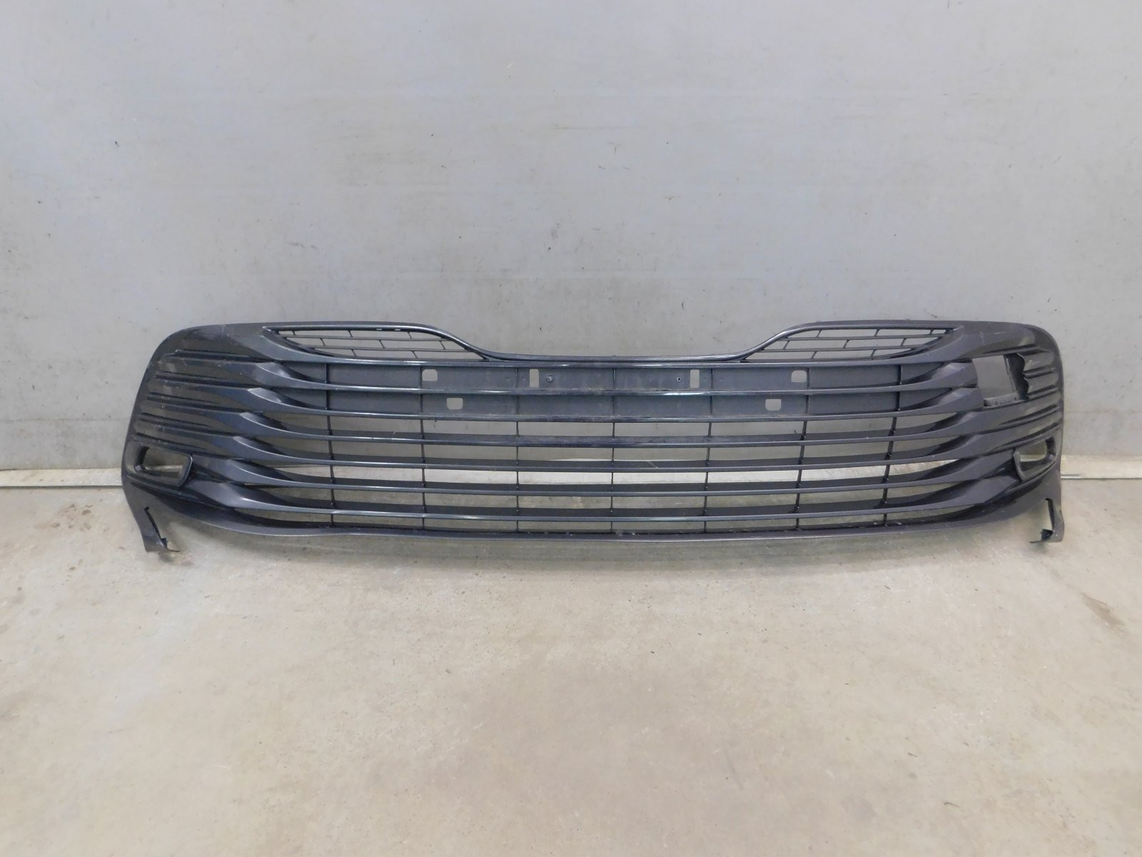 Решетка в бампер центральная Toyota Camry V70 2017>