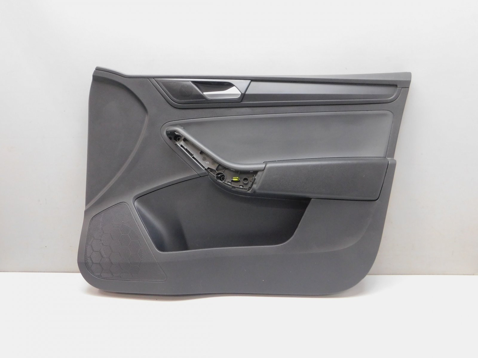 Обшивка двери передней правой Skoda Rapid 2013-2020