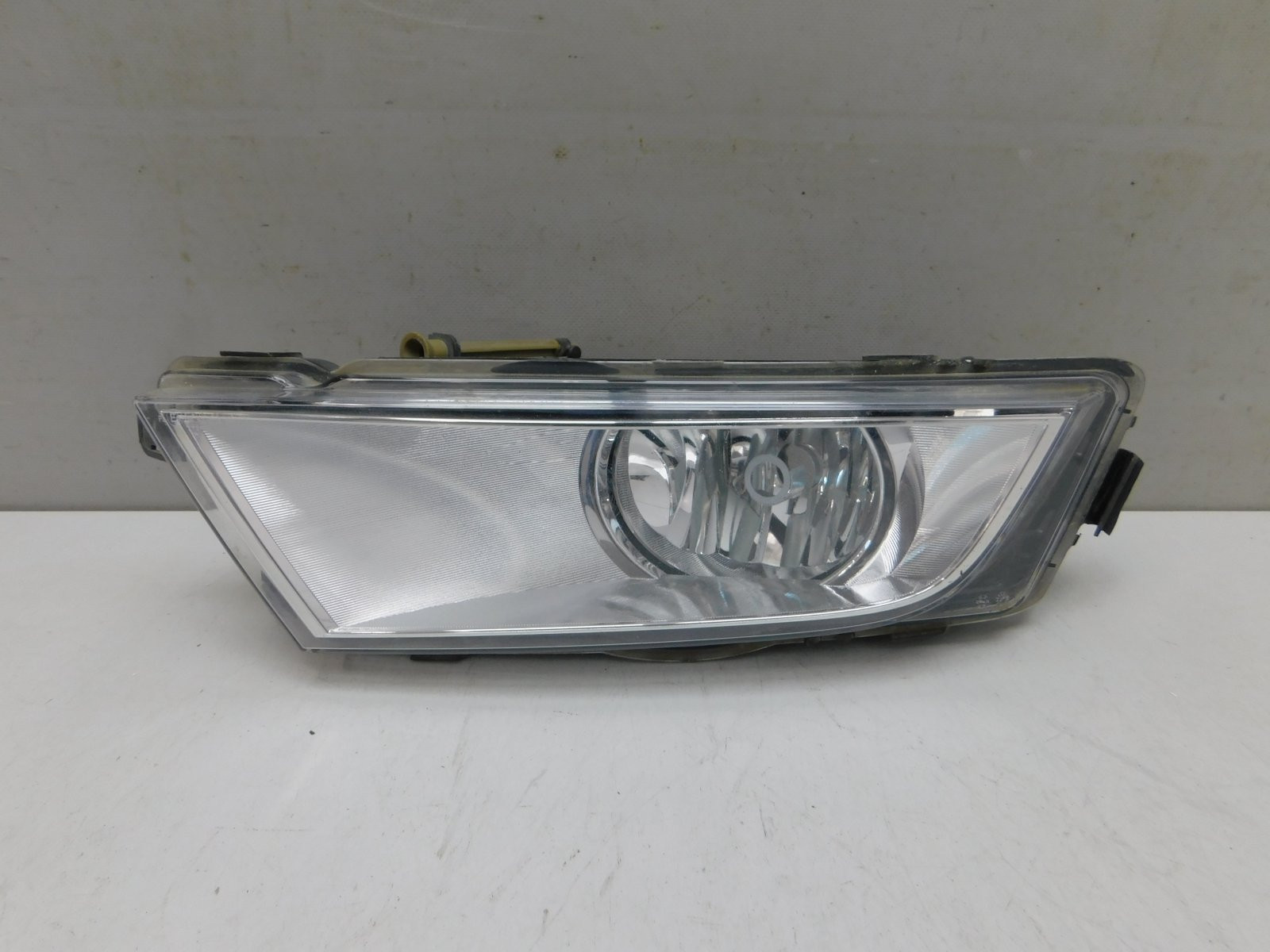 Фара противотуманная левая Skoda Octavia III (A7) 2013-2020