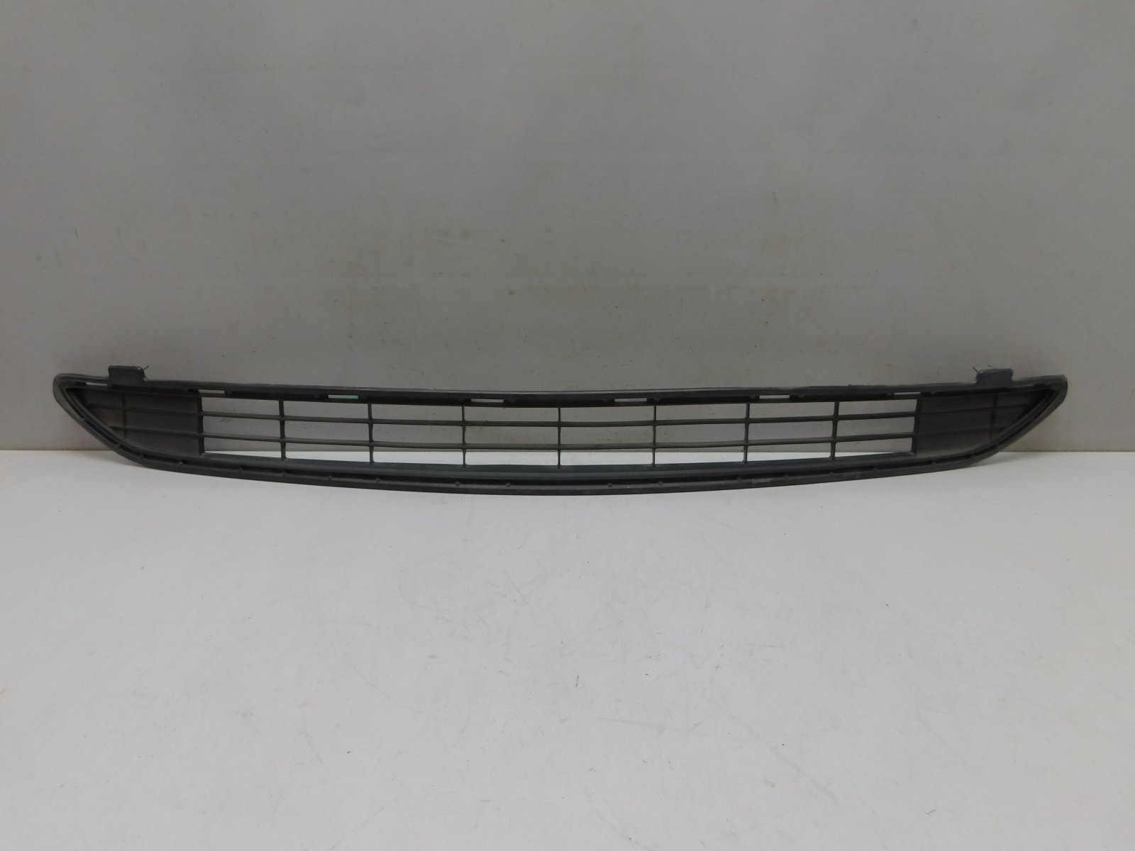 Решетка в бампер центральная Toyota RAV 4 2013-2019