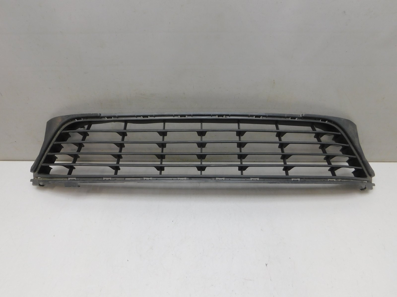 Решетка в бампер центральная Renault Sandero 2014>