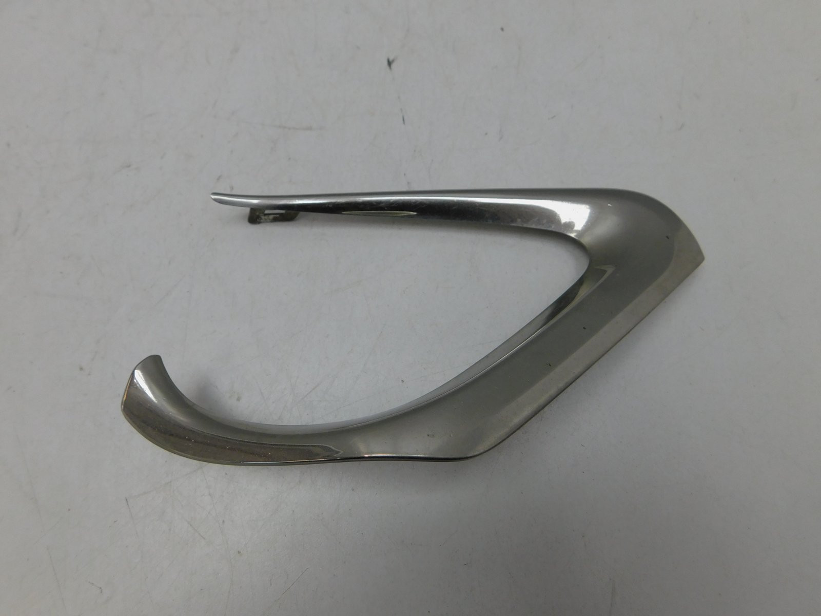 Молдинг центральной решетки Toyota Camry V50 2011-2018