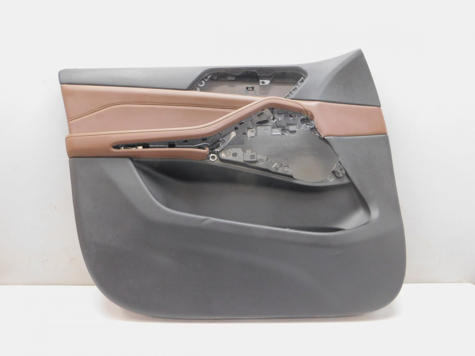 Обшивка двери передней левой BMW X5 G05 2018>