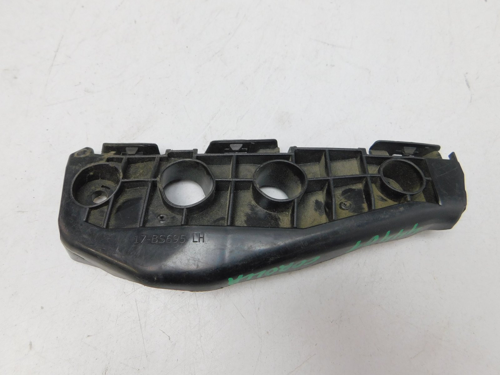 Направляющая переднего бампера Toyota Corolla E15 2006-2013