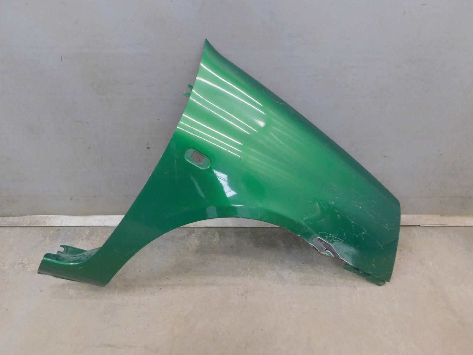 Крыло переднее правое Renault Clio/Symbol 1998>