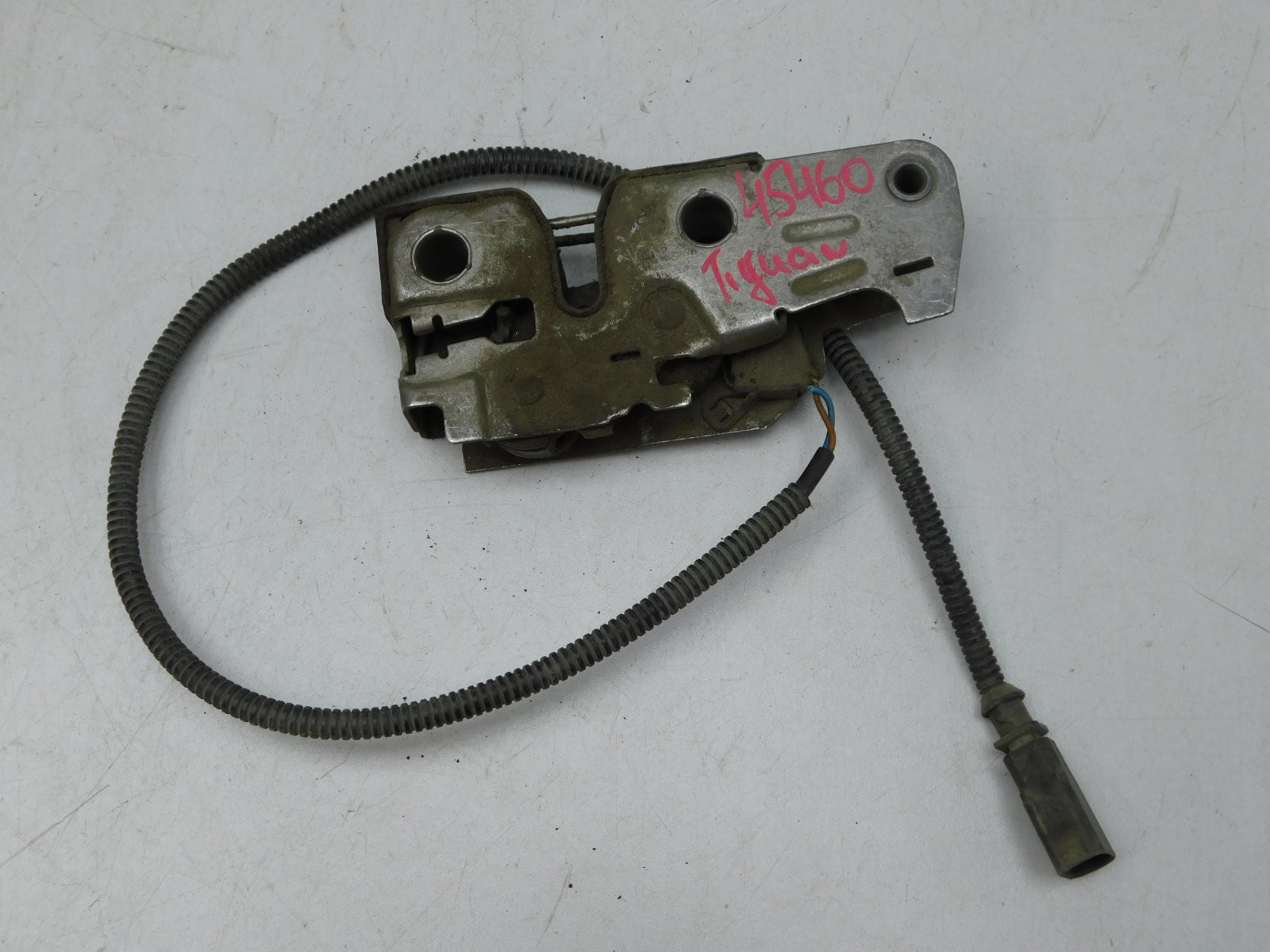 Замок капота Volkswagen Tiguan 2007-2017