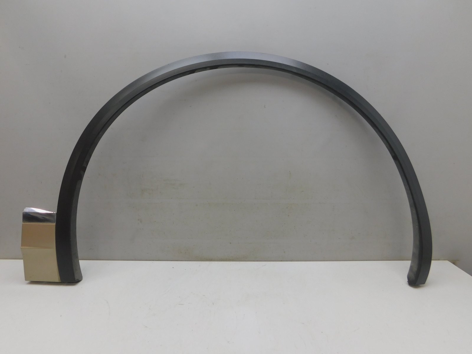 Накладка крыла переднего правого Volkswagen Touareg 2018>