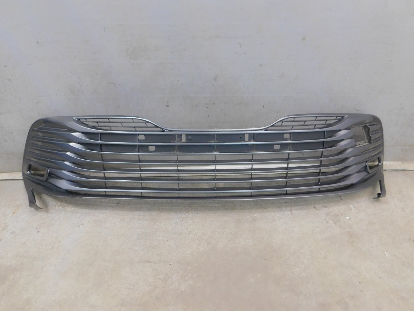 Решетка в бампер центральная Toyota Camry V70 2017>