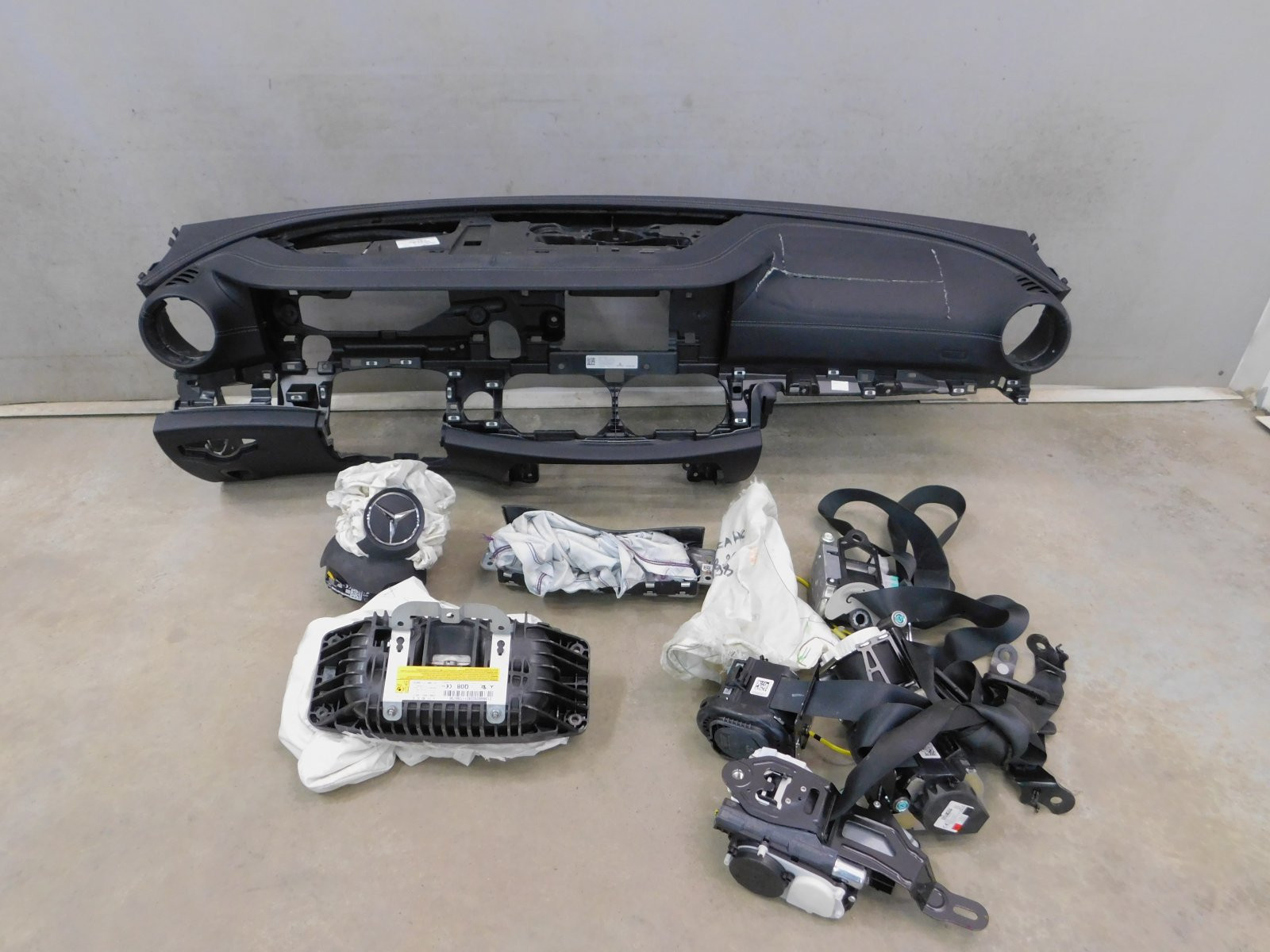 Торпедо Mercedes-Benz E-Klasse W213 2016 купить по цене 21450руб. A21368098049,
