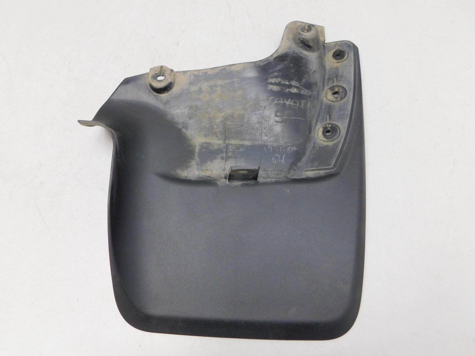 Брызговик задний правый Toyota Fortuner 2015>