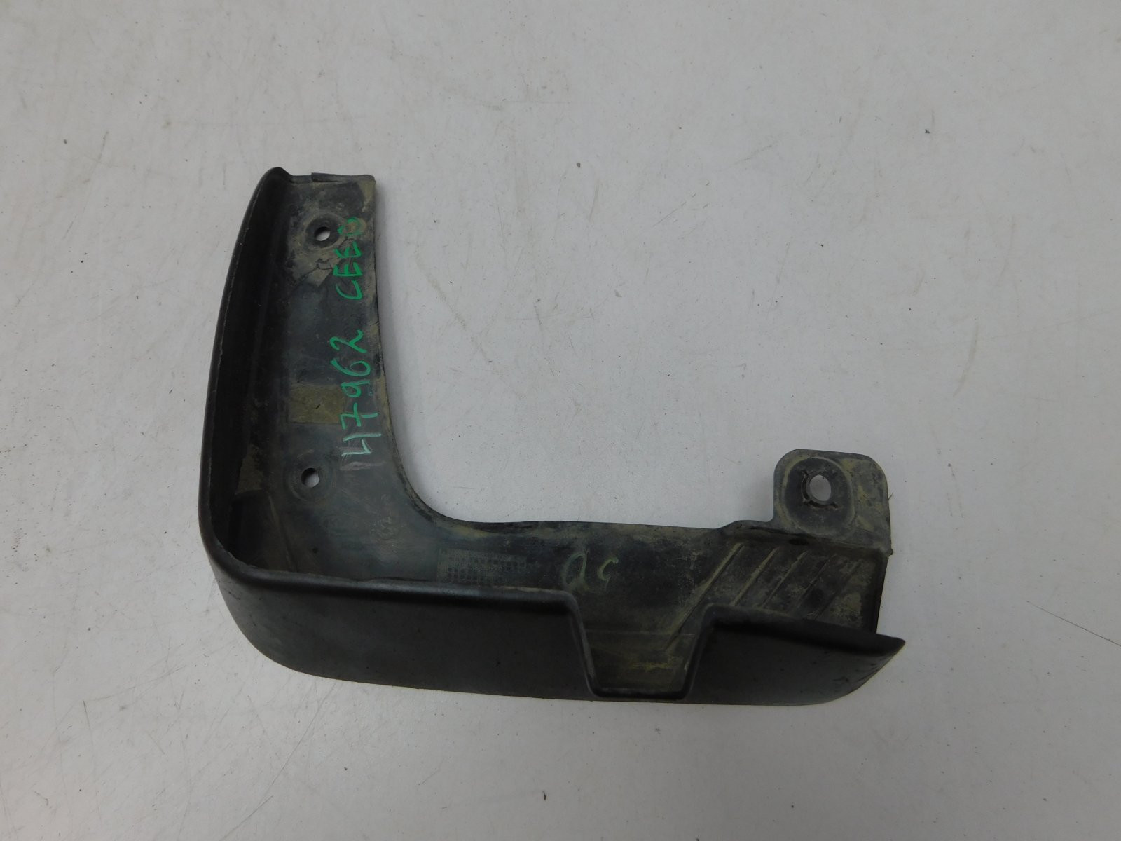 Брызговик передний левый Kia Ceed 2018>